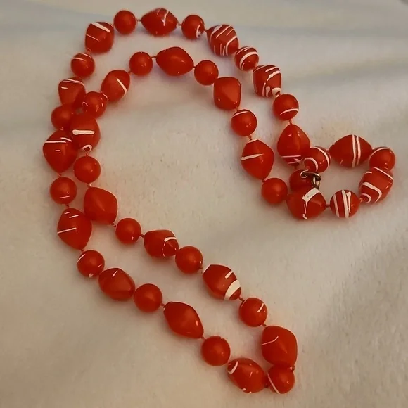 Vintage Set of Two Red and White Acrylic Graduated Beaded Necklaces - Picture 7 of 10
